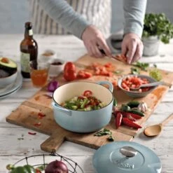 Denby Pavilion Gietijzeren Pot Rond Ø24 Cm, Lichtblauw 7 Denby Pavilion Gietijzeren Pot Rond Ø24 Cm, Lichtblauw -Default Template 4 denby gietijzeren pot rond 24 cm 6