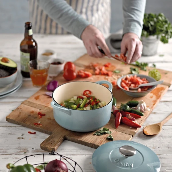 Denby Pavilion Gietijzeren Pot Rond Ø24 Cm, Lichtblauw 4 Denby Pavilion Gietijzeren Pot Rond Ø24 Cm, Lichtblauw - Afbeelding 4