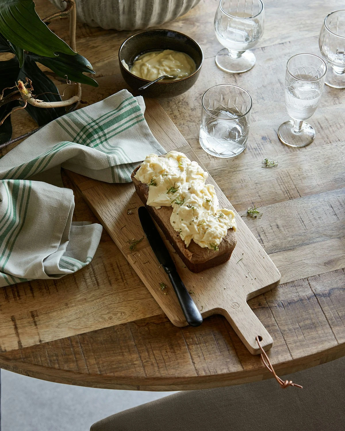 House Doctor Carve Cutting Board 54x21 Cm, Nature 4 House Doctor Carve Cutting Board 54x21 Cm, Nature - Afbeelding 4